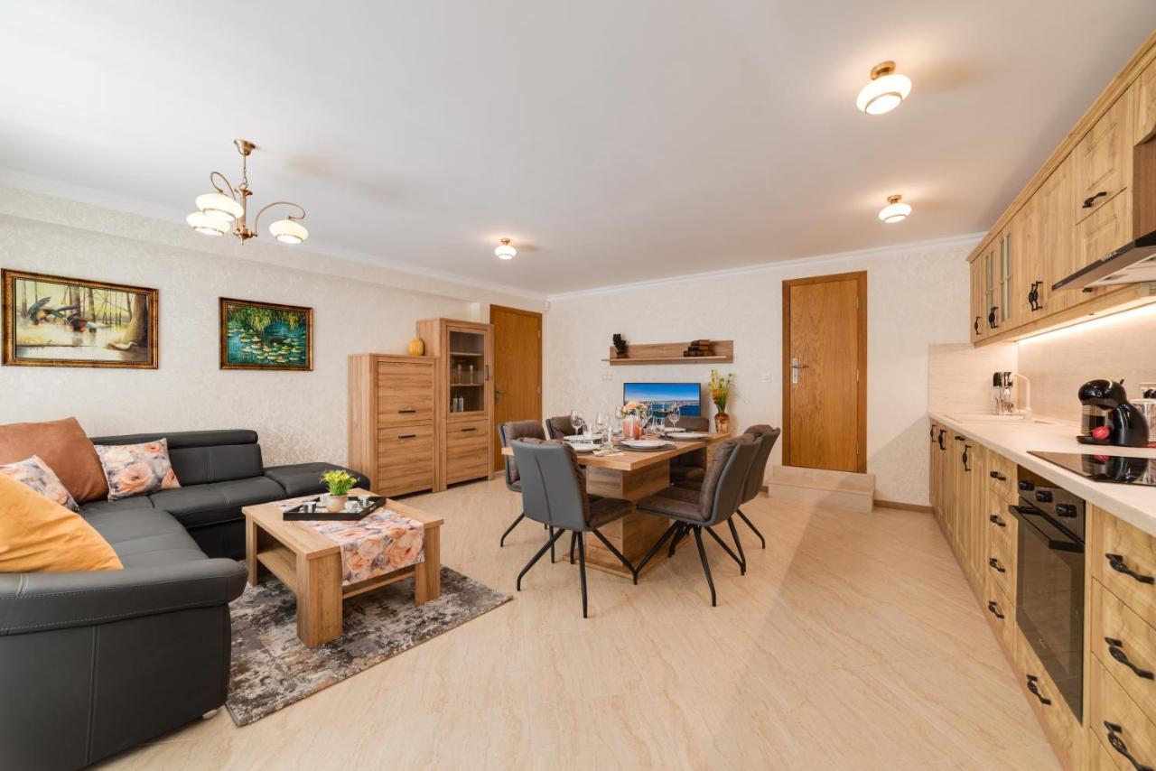 Deluxe And Central Garden Apartment Varna Exterior photo