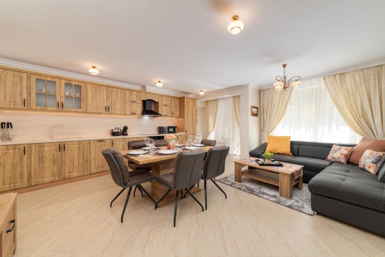 Deluxe And Central Garden Apartment Varna Exterior photo