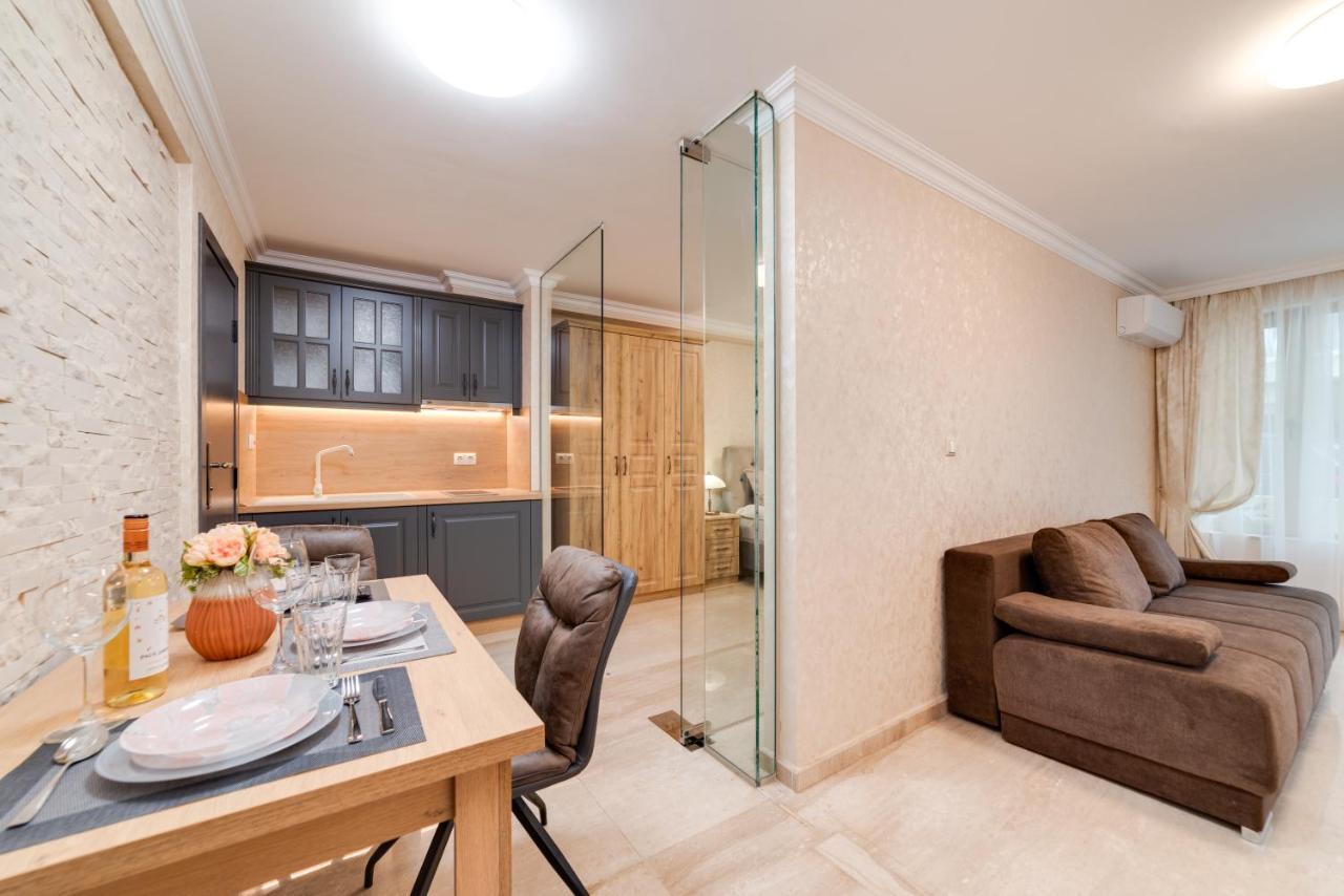 Deluxe And Central Garden Apartment Varna Exterior photo